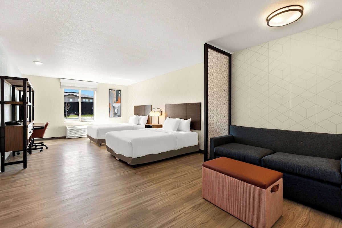 Chambre Simple, 2 grands lits, accessible aux personnes à mobilité réduite (Accessible Tub)