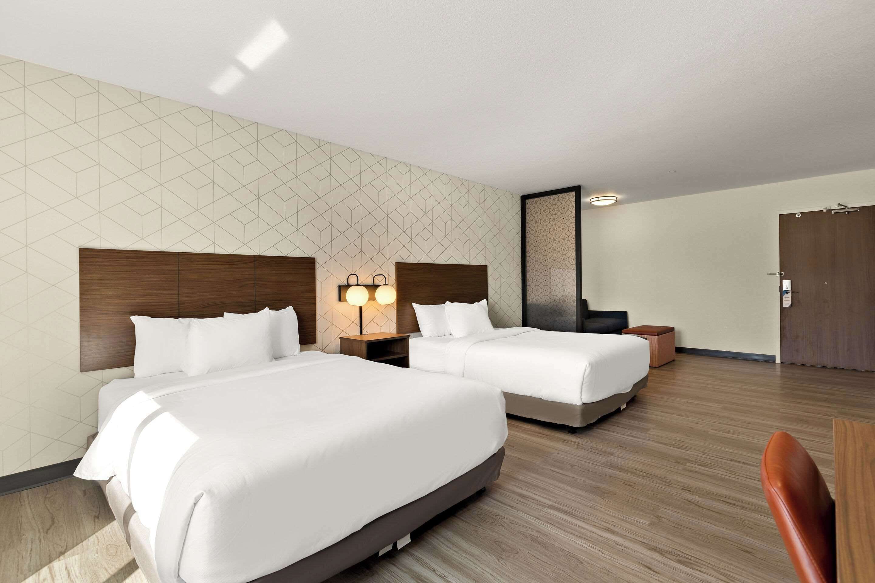 Single Room, 2 Katil Ratu (Queen), Accessible, Non Smoking (Accessible Tub) | Meja, seterika/papan seterika, Wi-fi percuma, cadar katil 