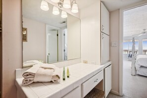 Room, 2 Bedrooms, Ocean View | Bathroom | Combined shower/bathtub, towels