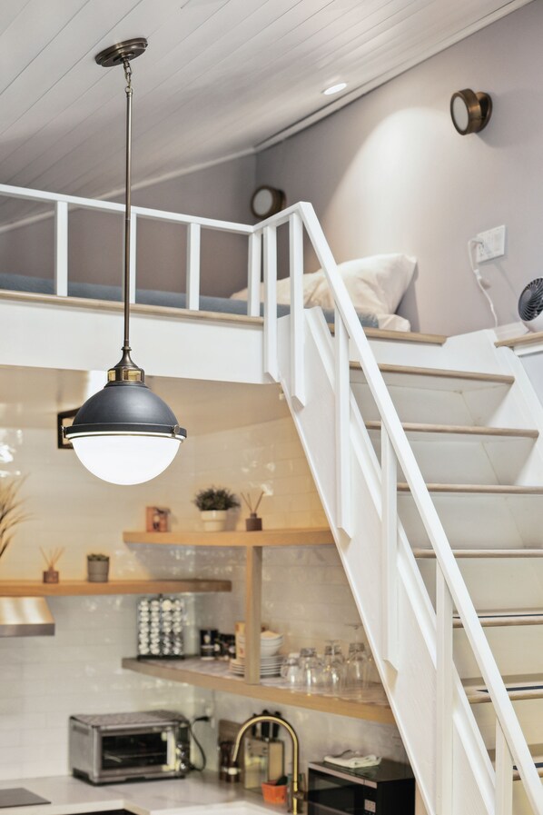 Interior - NEAR DOWNTOWN! Private Hilltop Guest Suite, with driveway parking and patio (Los Angeles)