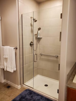 Shower, hair dryer, towels - The Ultimate Resort Oasis w/Golfing, Hiking & Biking Adventures for Everyone! (Redmond)