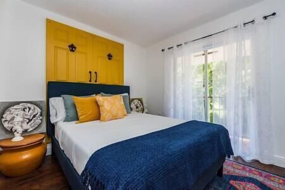Grove Central 3br+den House. Yard W/bbq. 5 Mi Beach. - Miami