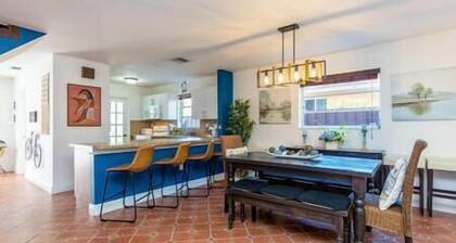 Great Duplex Grove Central: 2 Houses 2 Patios. 5mi to Beach!