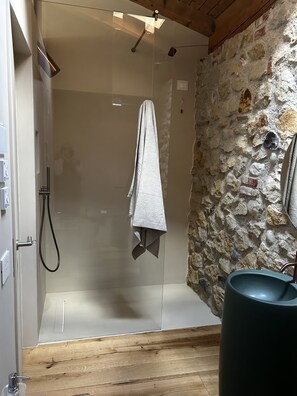 Een douche, een haardroger, een bidet, handdoeken