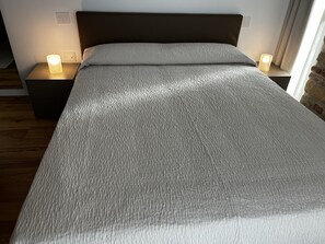 1 habitación, caja de seguridad en la habitación y escritorio