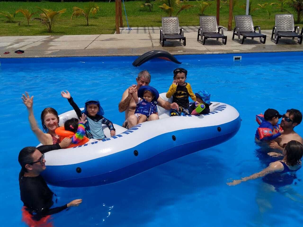 2 室外游泳池，09:00 至 21:00 开放，免费小屋，池畔遮阳伞