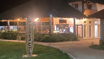 Phục vụ bữa sáng, bữa trưa, bữa tối, nhìn ra biển