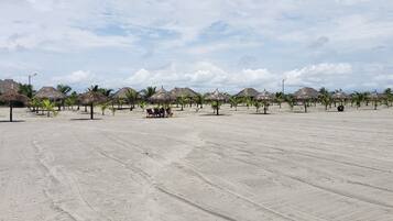 Playa privada, arena blanca, bar en la playa
