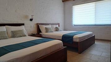 Habitación familiar con 1 cama doble o 2 individuales, 1 habitación | Colchones con acolchado adicional y escritorio