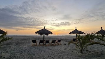 Playa privada, arena blanca y bar en la playa