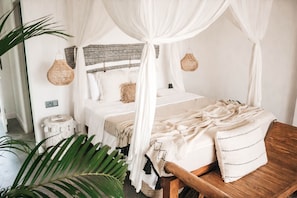 Deluxe Double Room | Soundproofing, free WiFi, bed sheets - Dreamsea surf camp Sri Lanka (Ahangama)