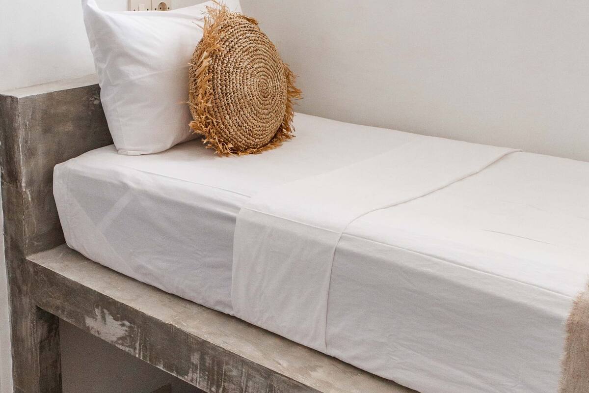 1 habitación, insonorización, wifi gratis y ropa de cama