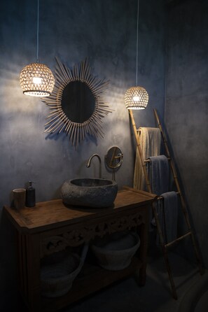 Habitación doble Deluxe | Baño | Regadera y toallas 
