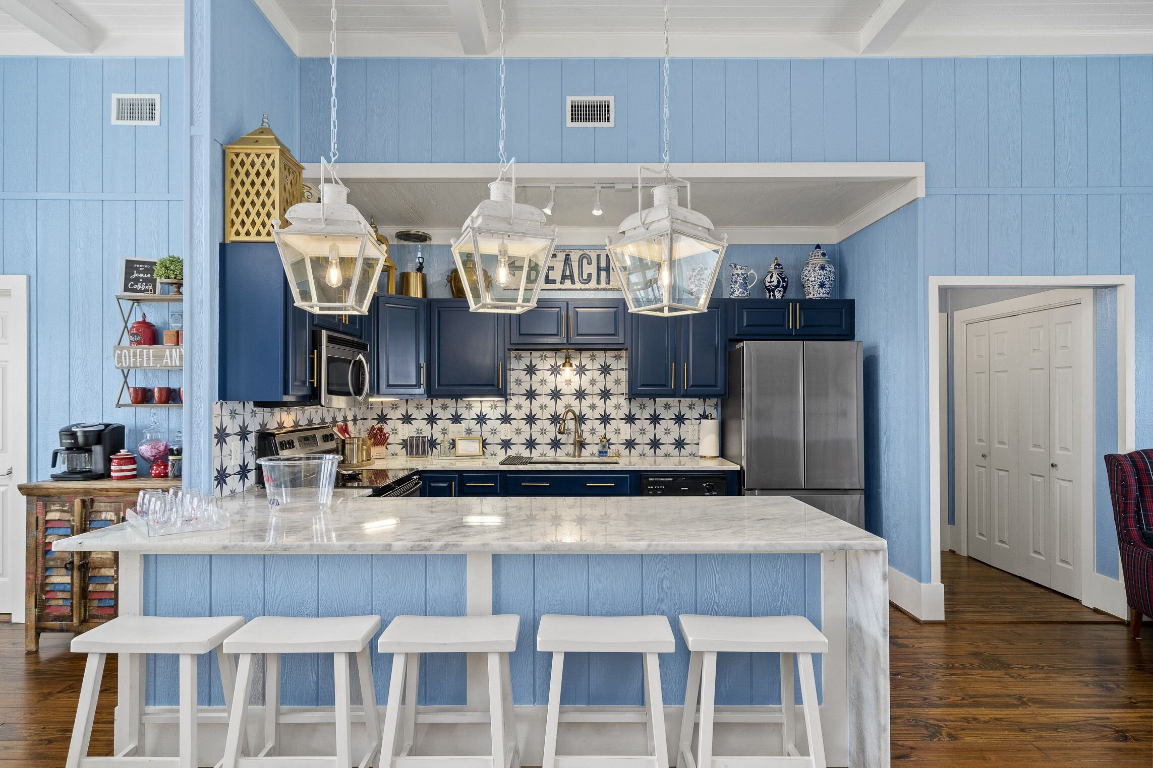 Køleskab, mikrobølgeovn, ovn, kogeplade