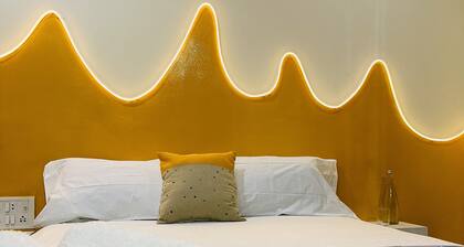 Rooftop Metro Marvel - Entire Terrace with AC, 4 mins from metro station