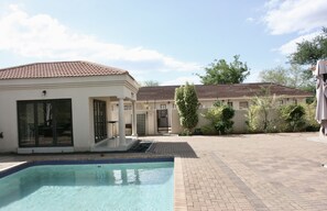 Outdoor banquet area - Titan Valley Guest House & Stargazing  (Gaborone)