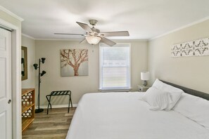 4 habitaciones, escritorio y tabla de planchar con plancha 