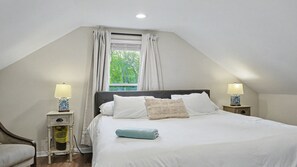 4 habitaciones, escritorio y tabla de planchar con plancha 