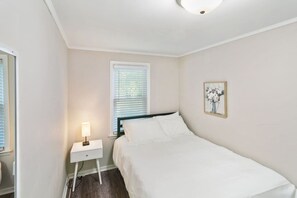 4 habitaciones, escritorio y tabla de planchar con plancha 