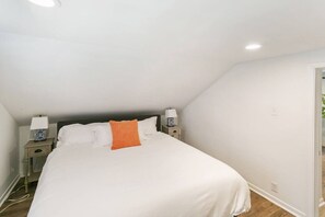 4 chambres, bureau, fer et planche Ă  repasser, lit parapluie