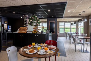 Daily continental breakfast for a fee - The Originals City,Hôtel Mâcon Nord  (Mâcon)