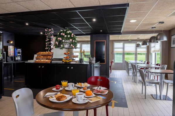 Daily continental breakfast (EUR 12 per person)