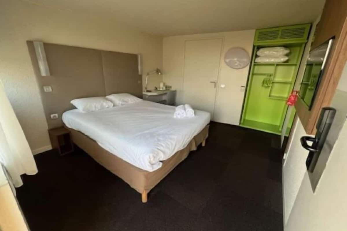 Schreibtisch, laptopgeeigneter Arbeitsplatz, Bügeleisen/Bügelbrett