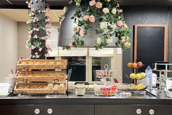 TĂ€gliches kontinentales FrĂŒhstĂŒck (12 EUR pro Person)