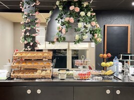 Se ofrece un desayuno continental todos los días (12 EUR por persona)