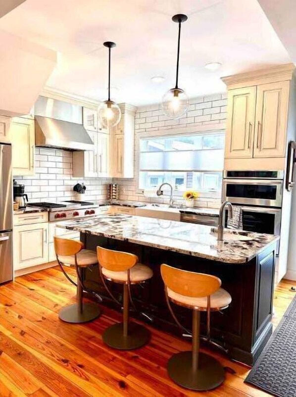 冷蔵庫、電子レンジ、オーブン、コンロ