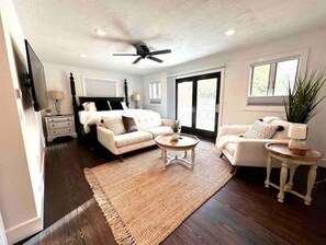 3 室のベッドルーム、デスク、アイロン / アイロン台、旅行用ベビーベッド