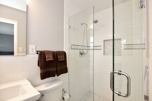 Dusche, Haartrockner, Handtücher, Seife