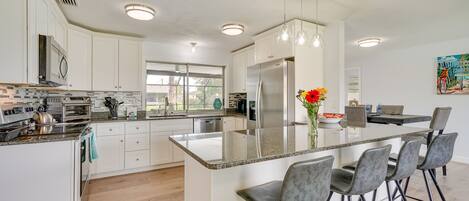 Kühlschrank, Mikrowelle, Herdplatte, Geschirrspüler