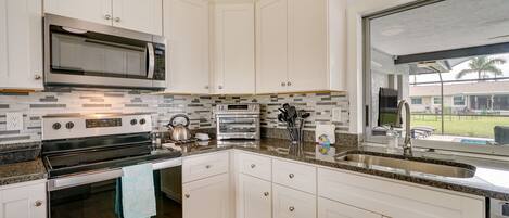 Réfrigérateur, micro-ondes, plaque de cuisson, lave-vaisselle