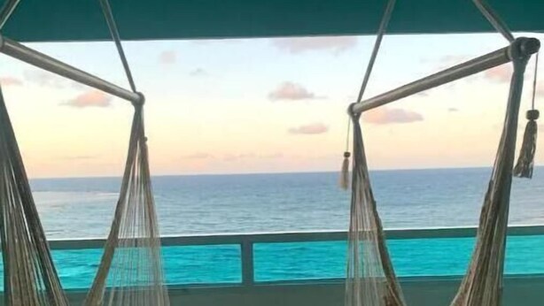Una habitación con dos hamacas frente al mar.