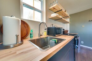Kjøleskap, mikrobølgeovn, kokeplater og kaffetrakter/tekoker
