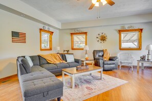 Tv, bordsfotboll och ett bordtennisbord