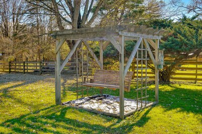 Hocking Hills Hideaway w/ Hot Tub & Fire Pit!