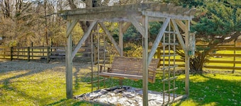 Hocking Hills Hideaway w/ Hot Tub & Fire Pit!