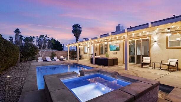 A heated pool - Secluded Getaway w/ Self Check-in & Slt Water Pool (Indio)