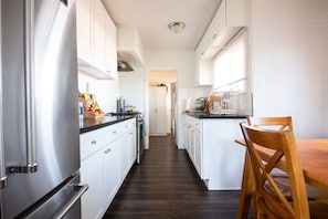 Refrigerador, microondas, horno, placa de cocina