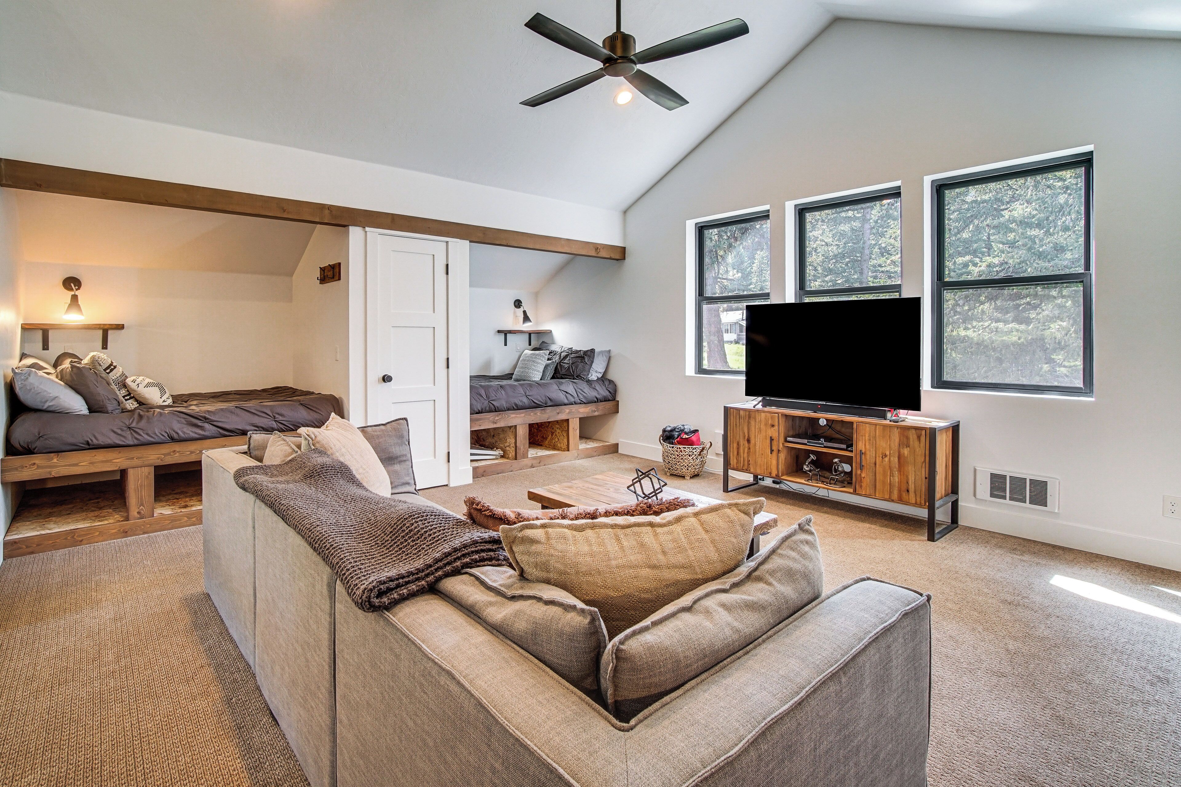 TV, fireplace, DVD player, books
