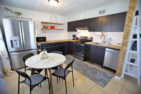 冷蔵庫、電子レンジ、オーブン、コンロ