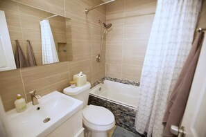 Haartrockner, Handtücher, Seife, Toilettenpapier