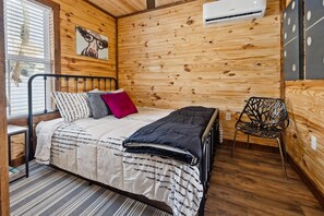 8 bedrooms, iron/ironing board, WiFi, bed sheets - 2 Cabins- Hot Tubs | Dogs OK | Hiking | Climbing (Campton)