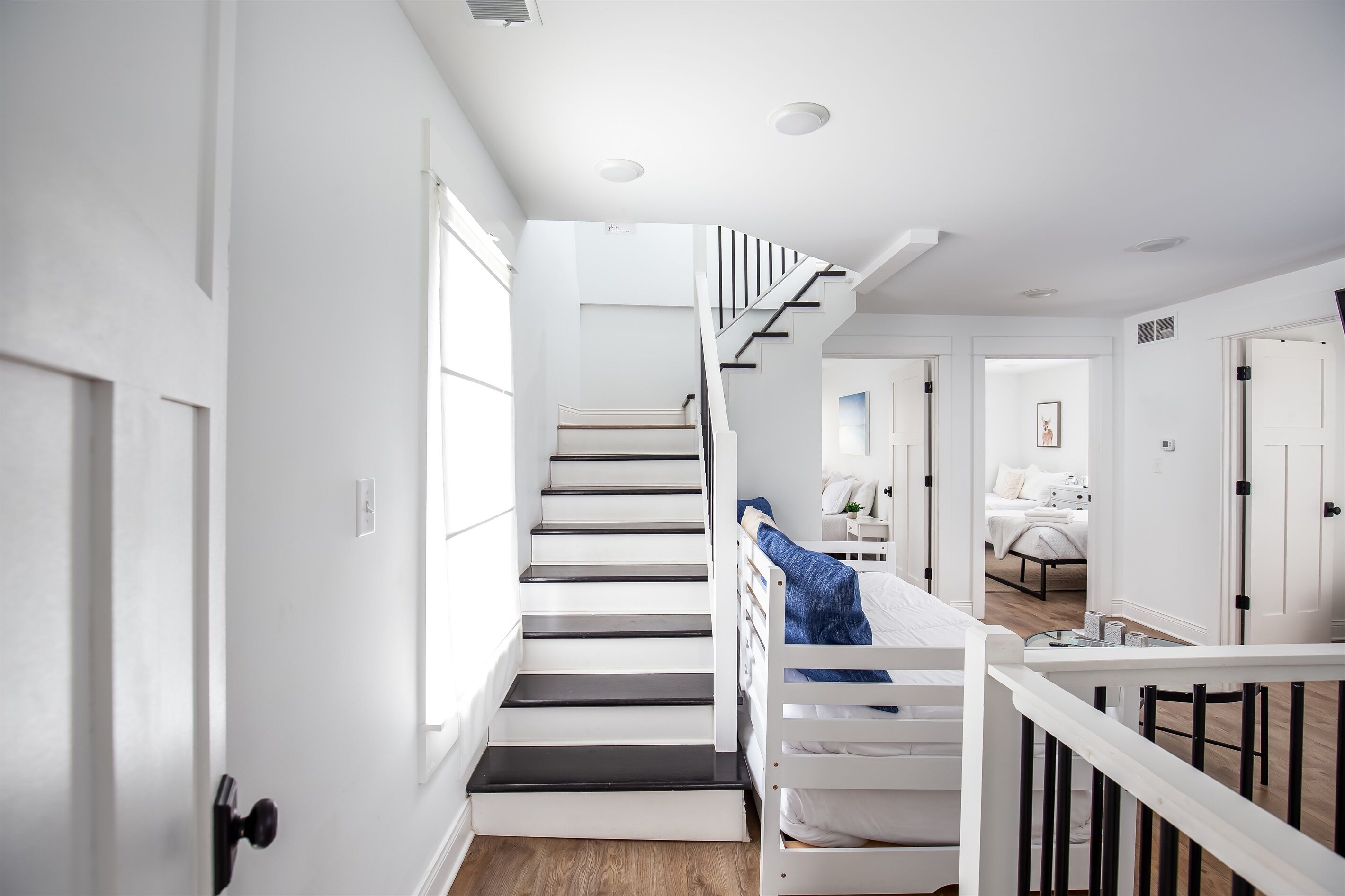 9 slaapkamers, een bureau, een strijkplank/strijkijzer, reisbedje