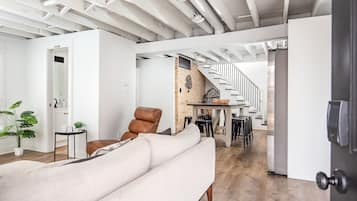 Smart-TV, Tischfußball, Bücher