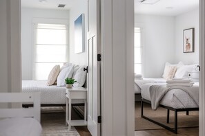 9 habitaciones, escritorio y tabla de planchar con plancha