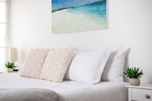 9 habitaciones, escritorio y tabla de planchar con plancha