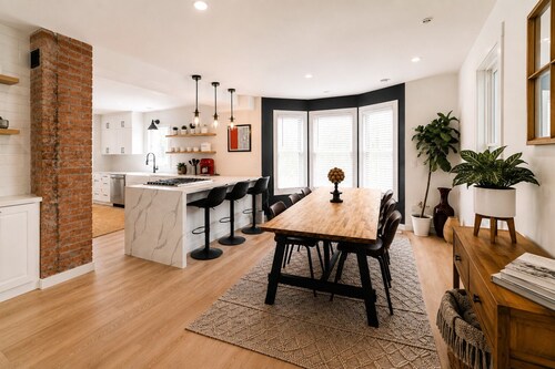 Charming Plymouth retreat • hot tub • fire pit

